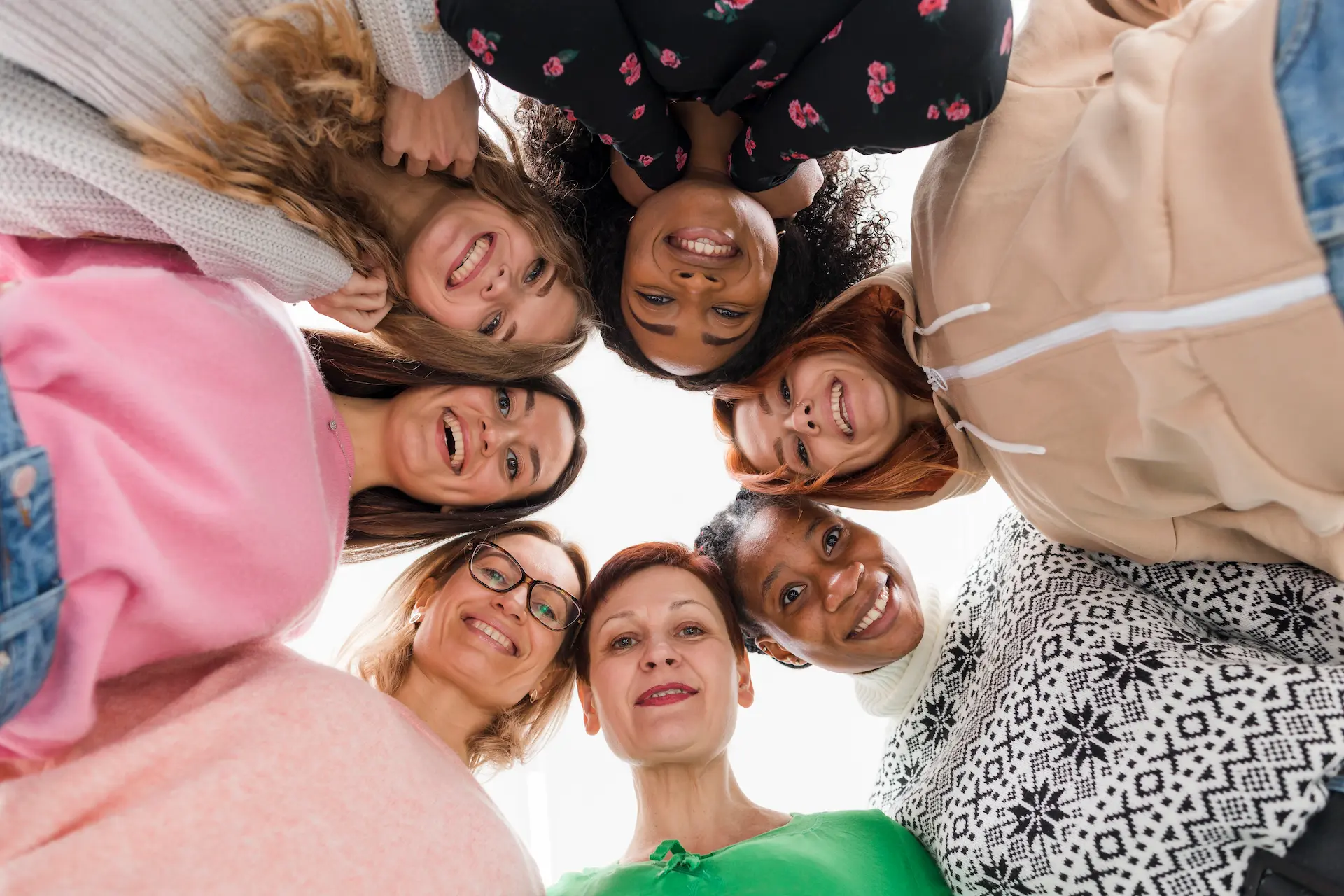 Mujeres emprendedoras de Awareness Club en círculo